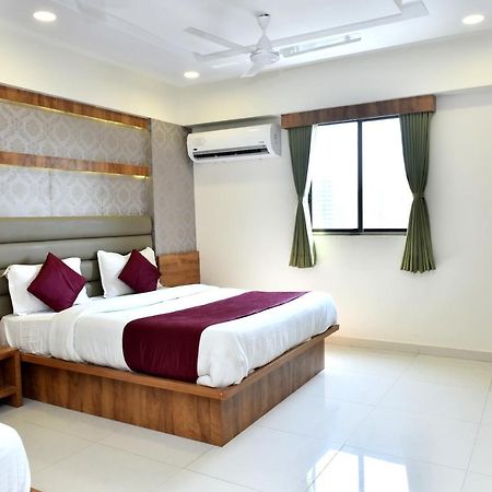 Hotel Peradiot Ahmedabad Buitenkant foto