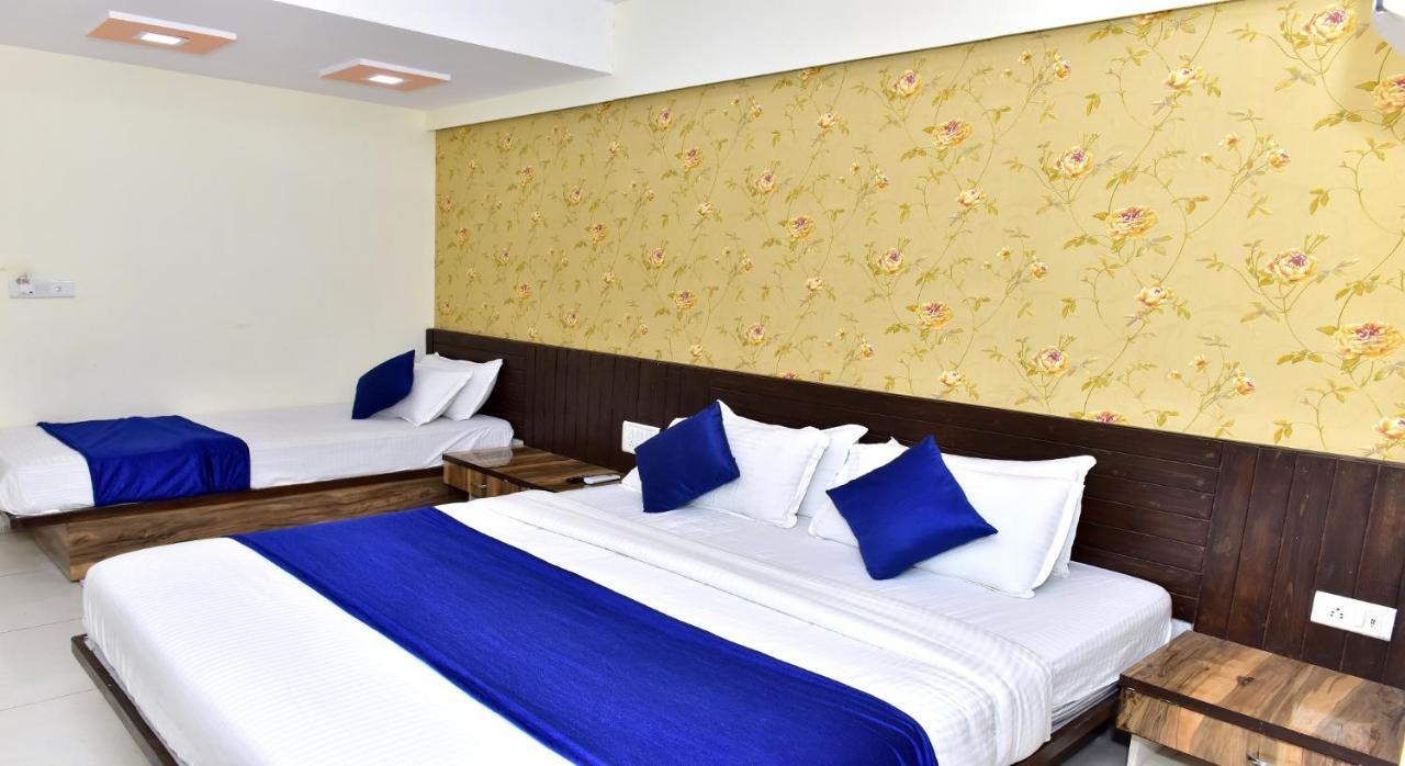 Hotel Peradiot Ahmedabad Buitenkant foto