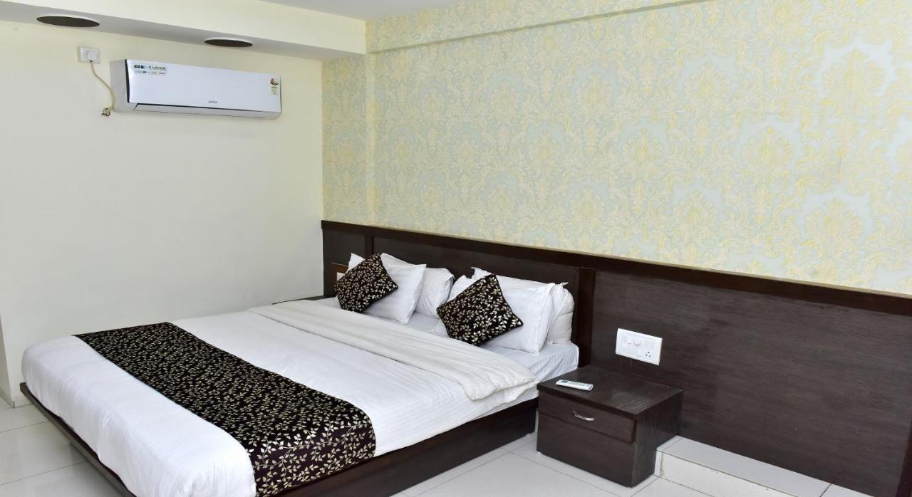 Hotel Peradiot Ahmedabad Buitenkant foto