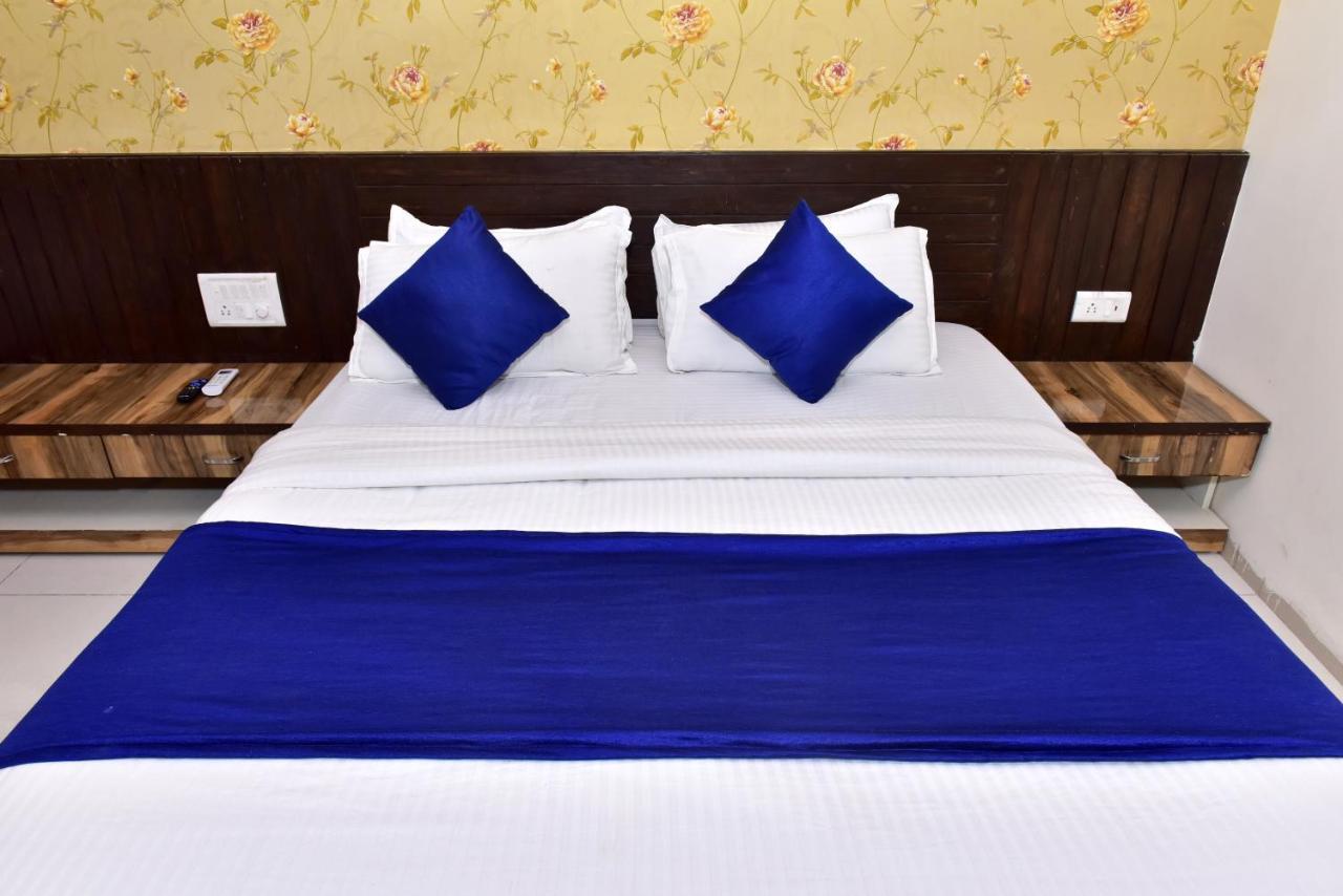 Hotel Peradiot Ahmedabad Buitenkant foto