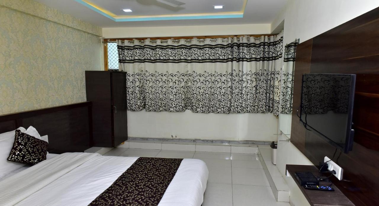 Hotel Peradiot Ahmedabad Buitenkant foto