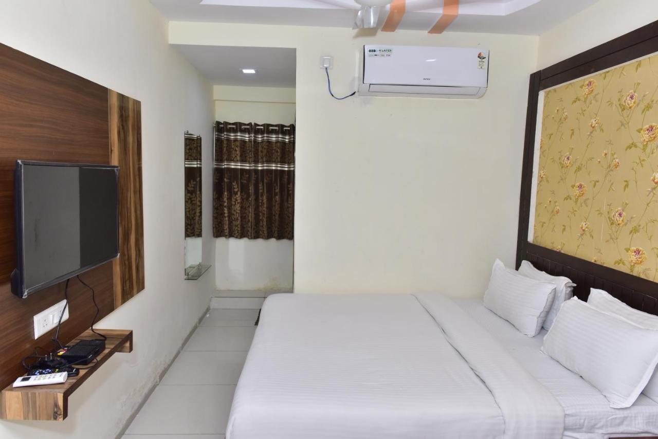 Hotel Peradiot Ahmedabad Buitenkant foto
