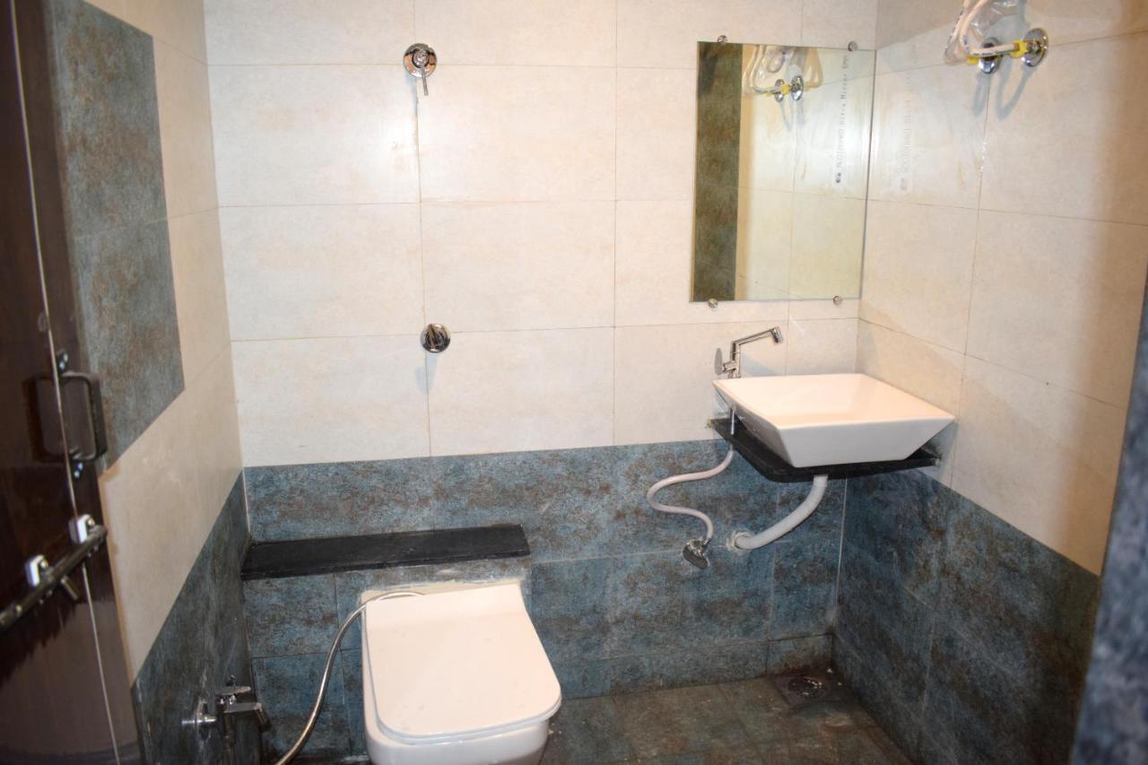 Hotel Peradiot Ahmedabad Buitenkant foto