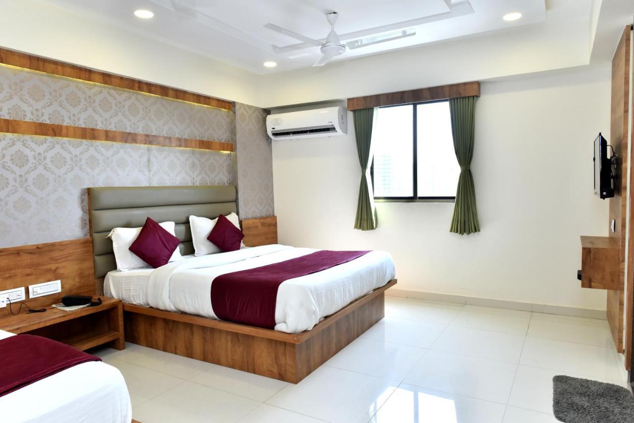 Hotel Peradiot Ahmedabad Buitenkant foto