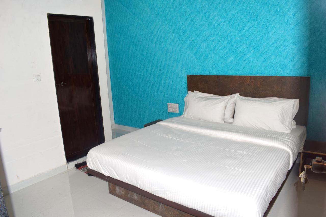 Hotel Peradiot Ahmedabad Buitenkant foto