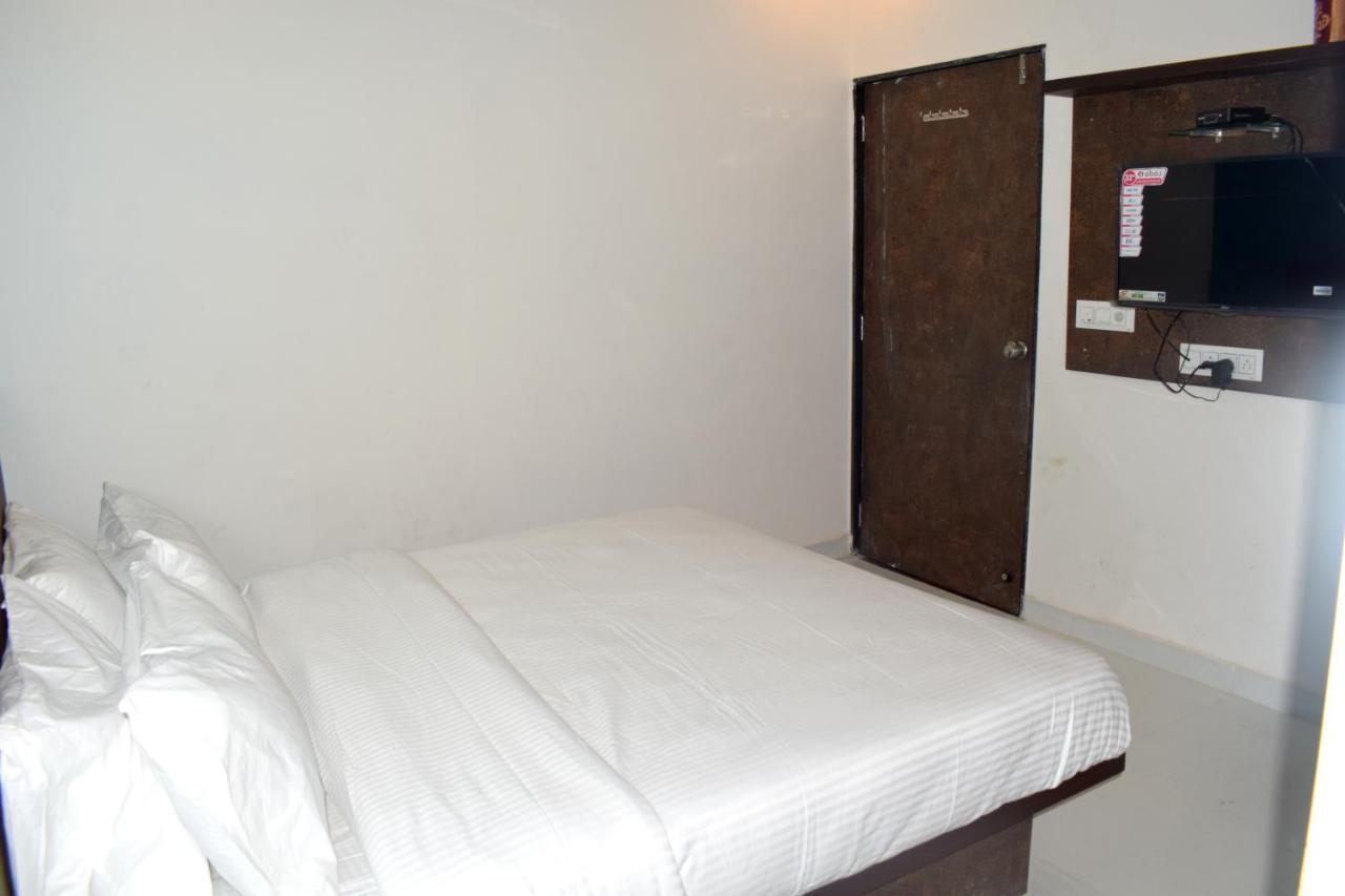 Hotel Peradiot Ahmedabad Buitenkant foto