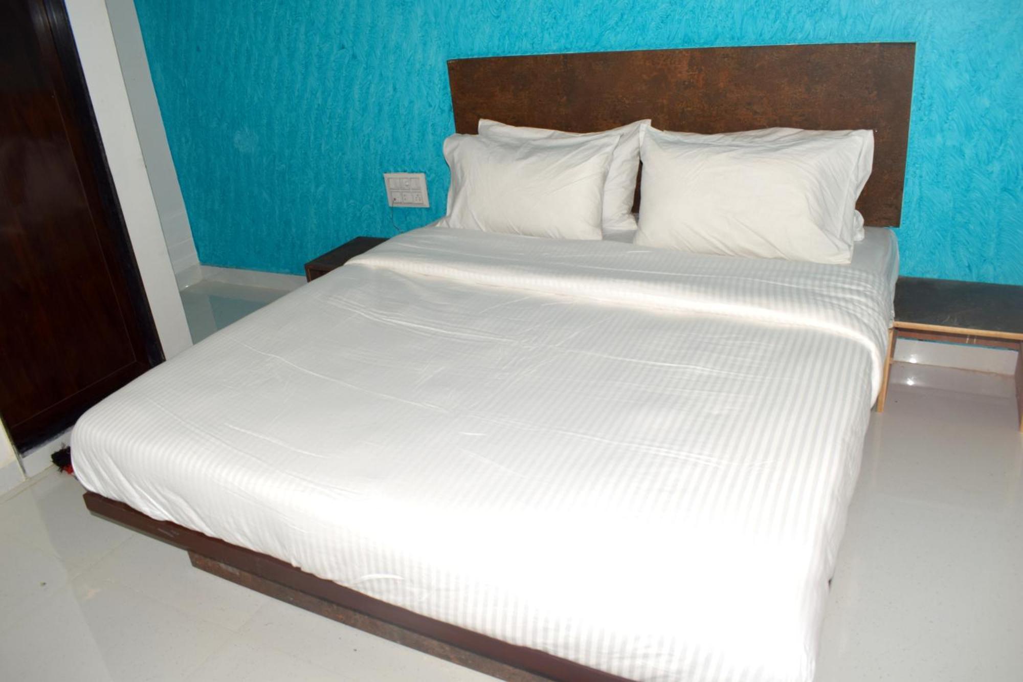 Hotel Peradiot Ahmedabad Buitenkant foto