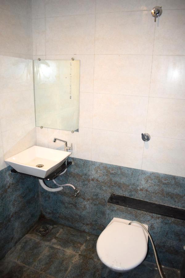 Hotel Peradiot Ahmedabad Buitenkant foto