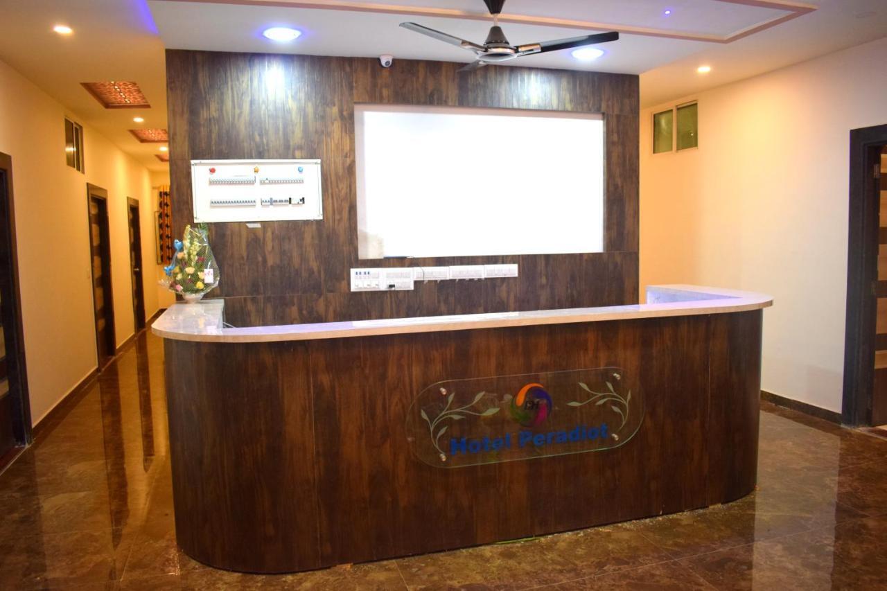 Hotel Peradiot Ahmedabad Buitenkant foto