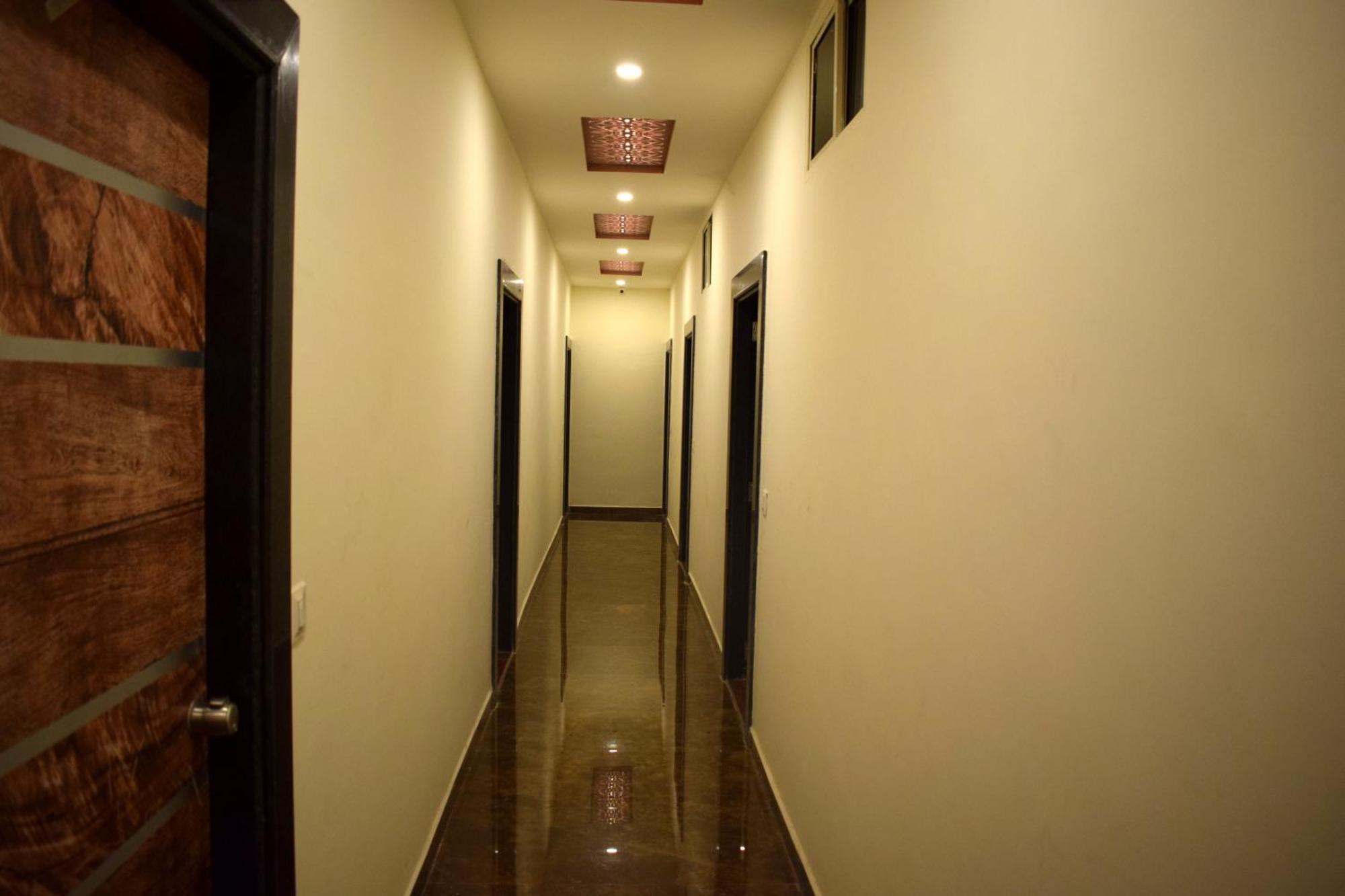 Hotel Peradiot Ahmedabad Buitenkant foto