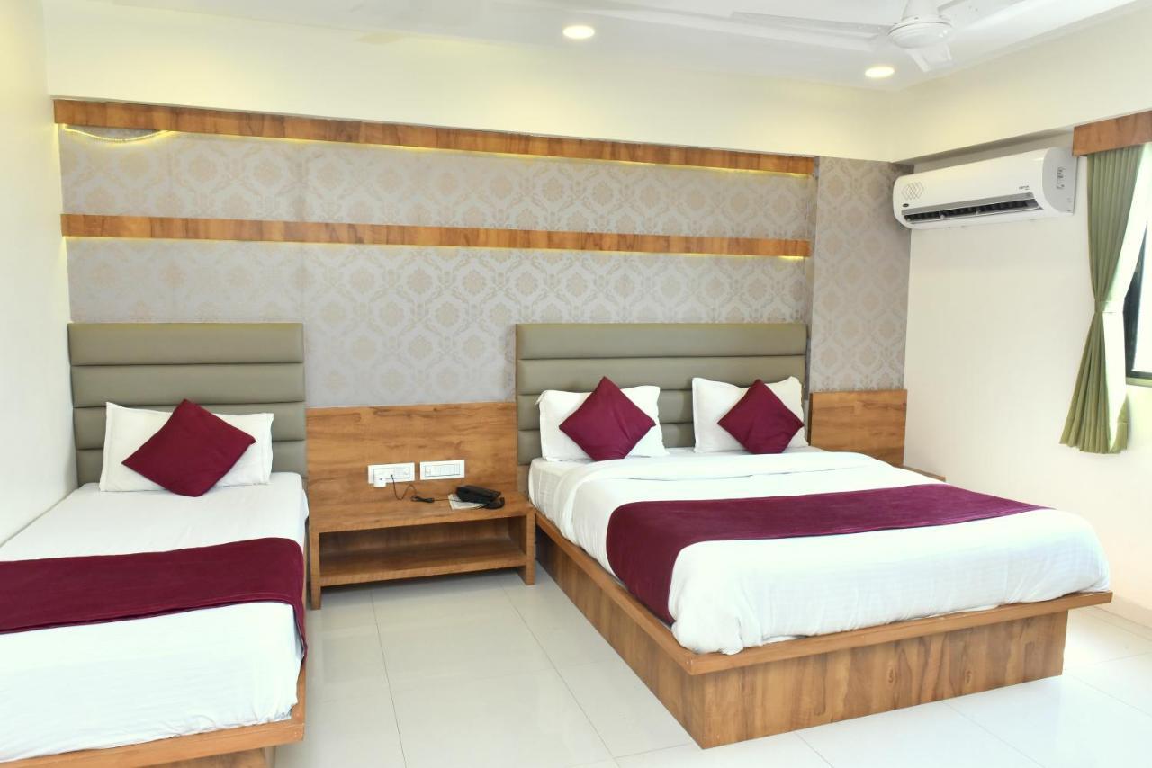 Hotel Peradiot Ahmedabad Buitenkant foto