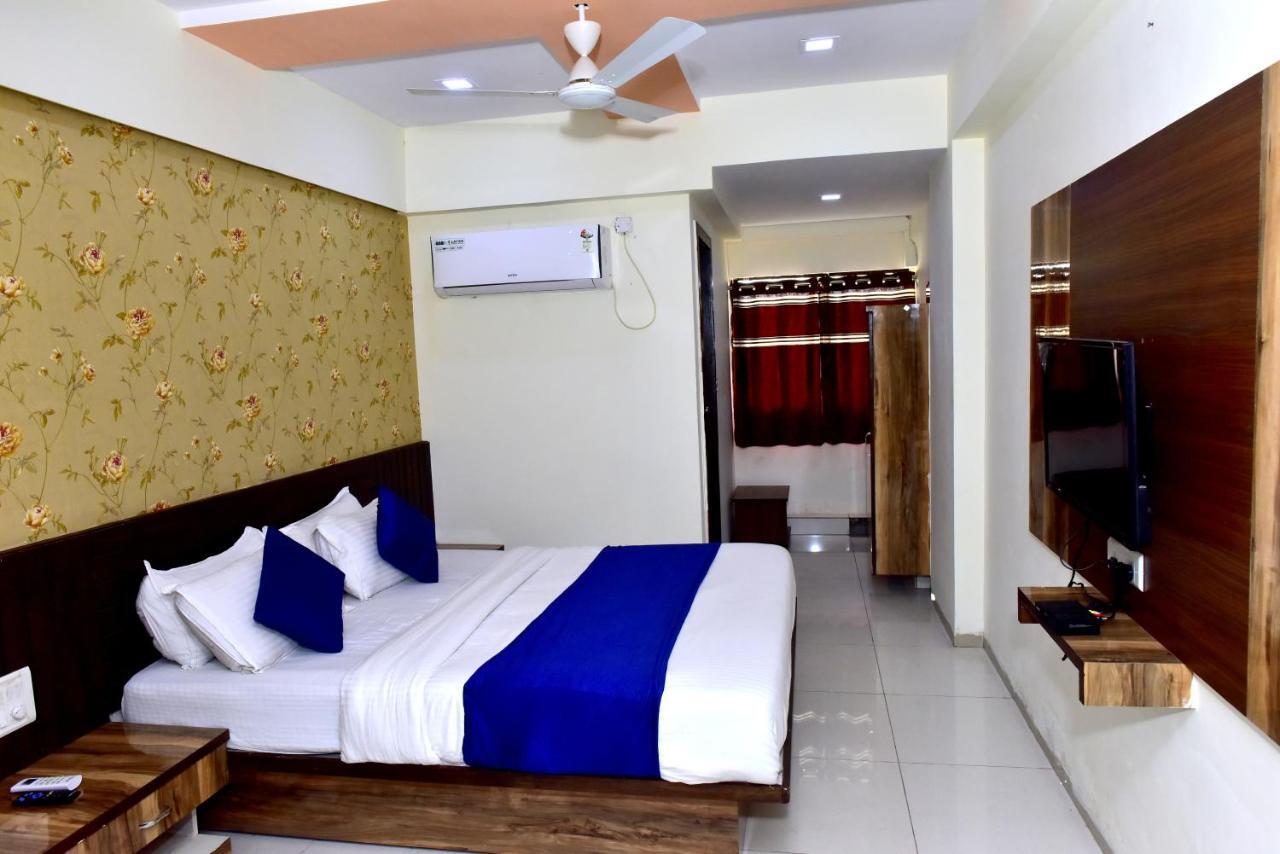 Hotel Peradiot Ahmedabad Buitenkant foto